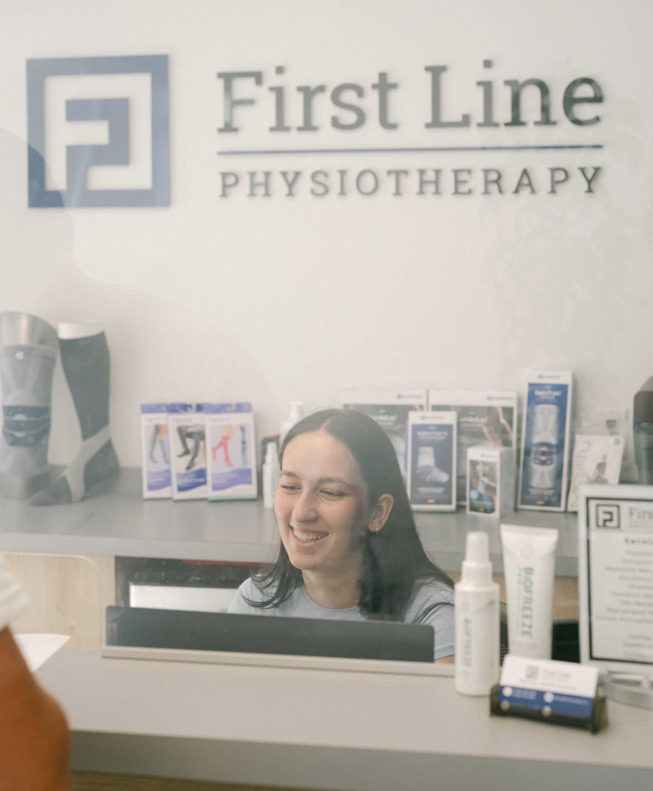 FLP-102b Physiotherapist using digital tablet