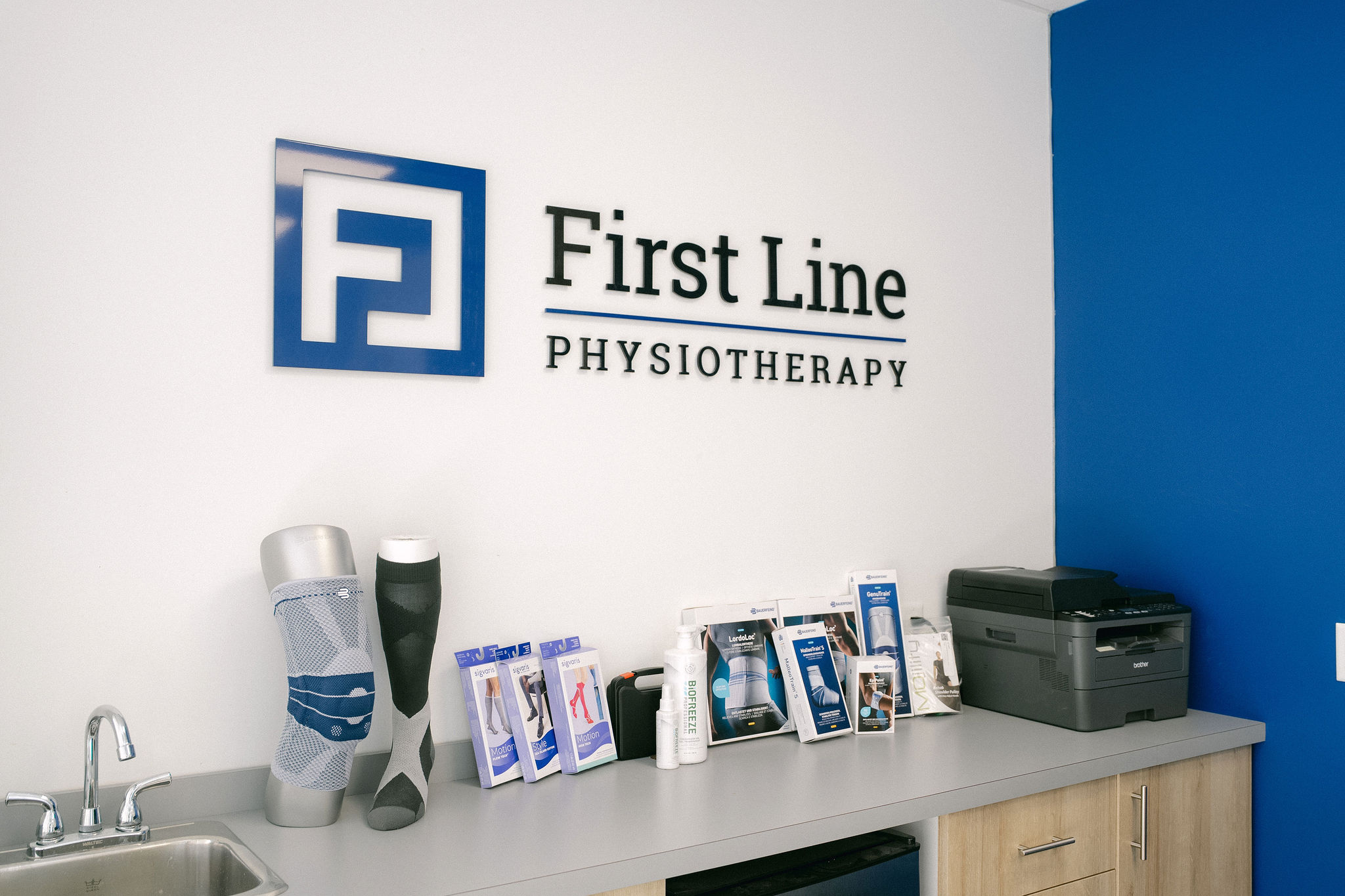 Front desk at first line physiotherapFront desk at first line physiotherapy North Yorky North York Front desk at first line physiotherapy North York